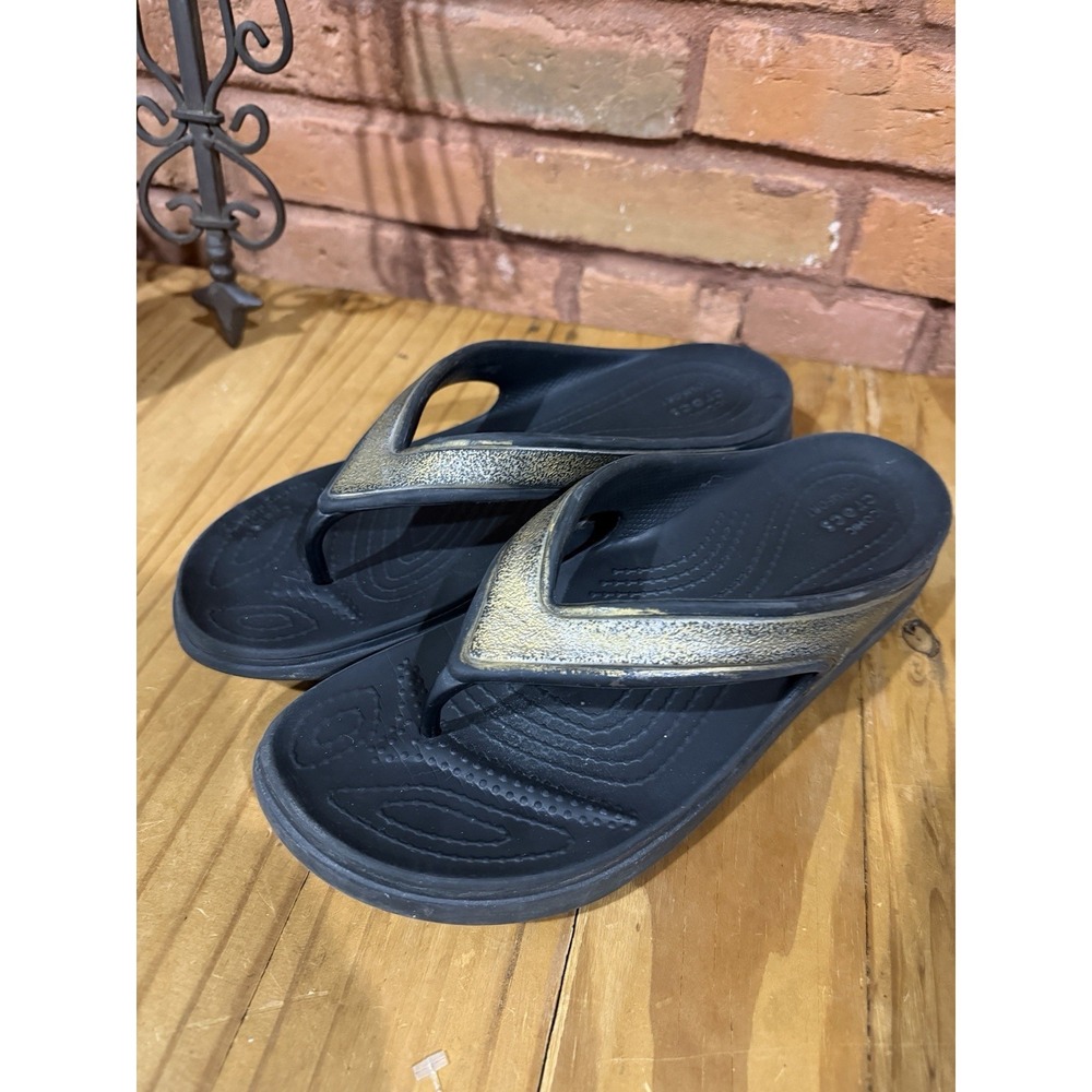 Women's 10 M Crocs Sloane Shine Wedge Sandals Thick Black Gold Flip Flops Thongs - Picture 2 of 6